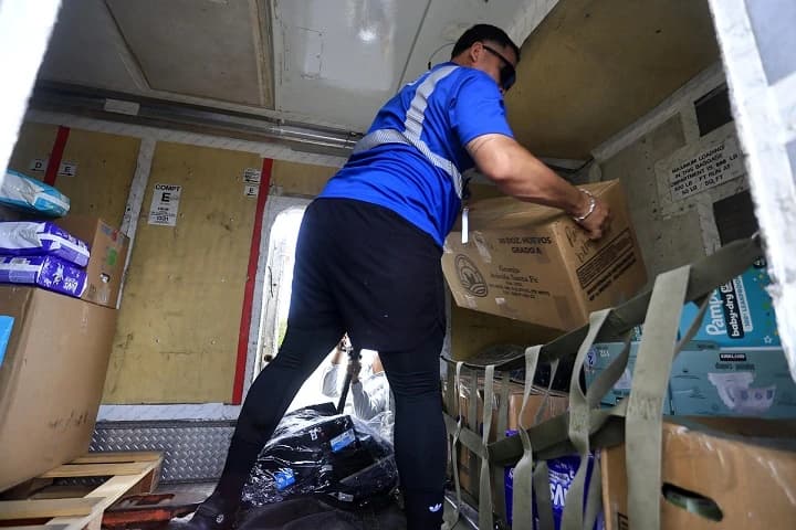 Kits de suministros humanitarios organizados para envío a Vargas.
